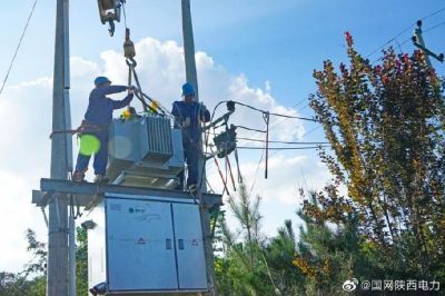 搶修人員及時(shí)對(duì)故障變壓器進(jìn)行更換