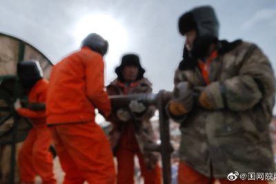 750千伏送出工程仍在嚴(yán)寒中進(jìn)行跨越架線施工作業(yè)